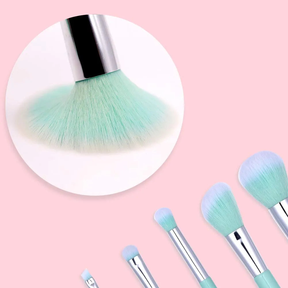 Zoe's Essential Brush Set consists of 5 pieces - Lubna