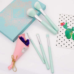 Zoe's Essential Brush Set consists of 5 pieces - Lubna